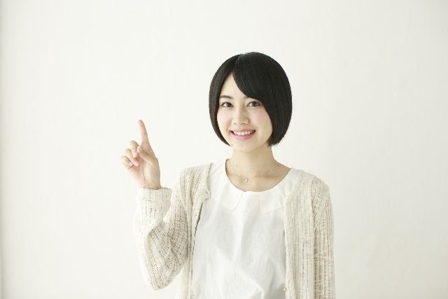 いちごの美味しい食べ方を説明する女性