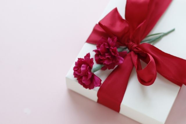 カーネーションとプレゼント