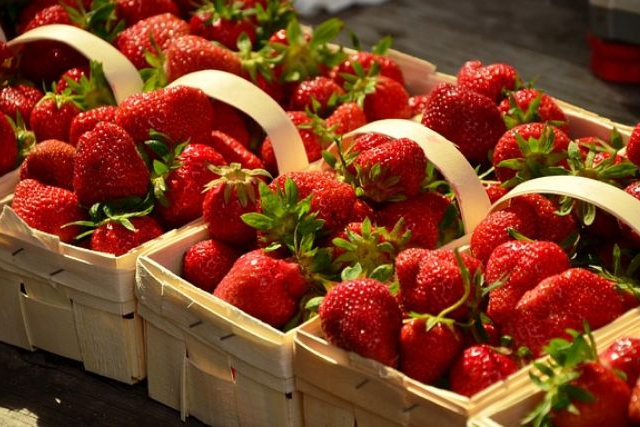 かごに入った沢山のいちご