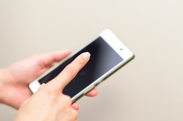 スマートフォンを触る手